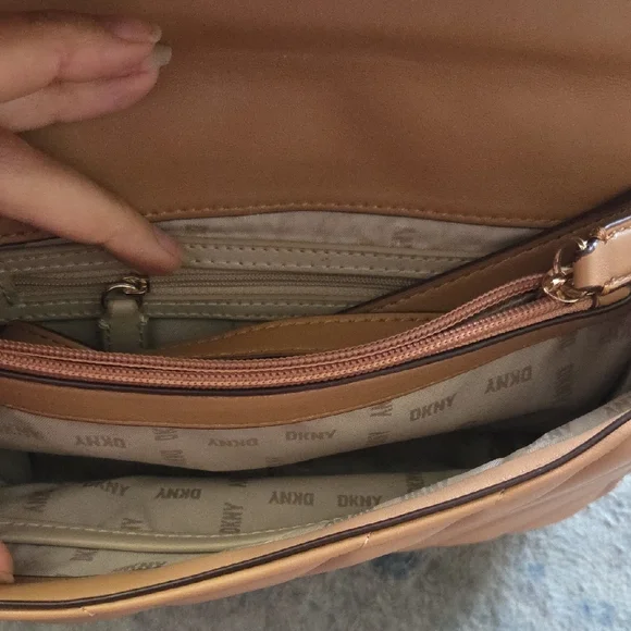 DKNY Quilted Beige Shoulder Bag with Gold Chain - Picture 5 of 5